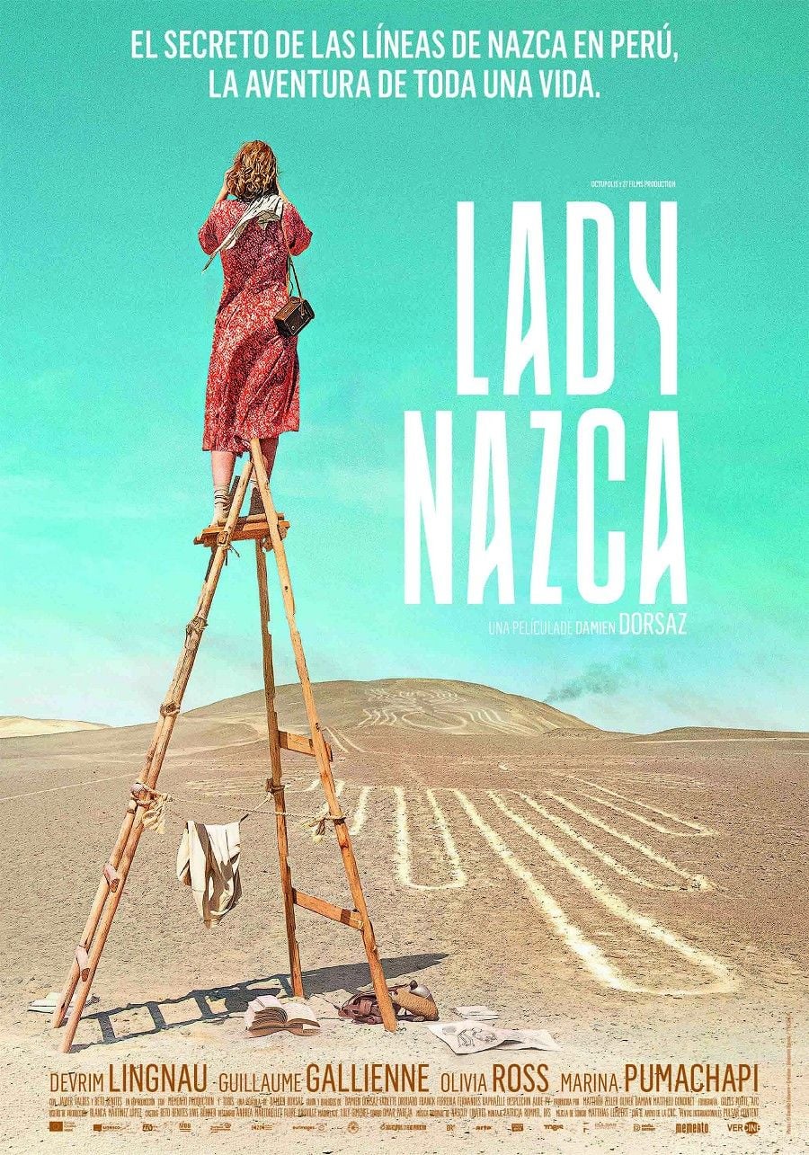 Devrim Lingnau como María Reiche en el desierto de Nazca, mirando las misteriosas líneas