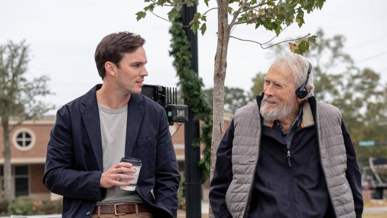 Nicholas Hoult y Clint Eastwood en el rodaje de 'Jurado Nº2'