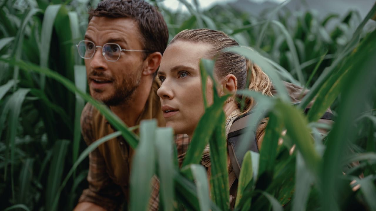Jonathan Bailey y Scarlett Johansson en 'Jurassic World: El renacer'
