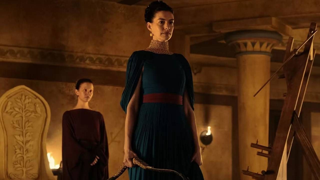 Anne Hathaway como Penélope y Mia Goth como Melanto