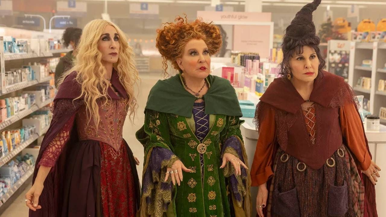 De izquierda a derecha: Sarah Jessica Parker, Bette Midler y Kathy Najimy como las hermanas Sanderson en 'El retorno de las brujas 2'