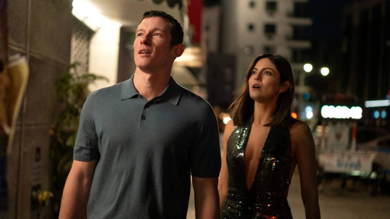 Callum Turner como Owen y Monica Barbaro como Allie en 'Una noche al año'