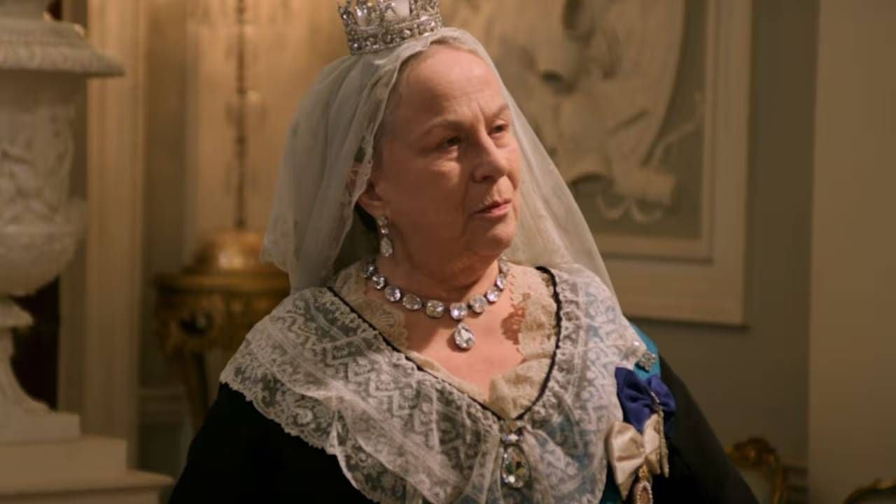 Pam Ferris como la reina Victoria en 'Holmes & Watson'