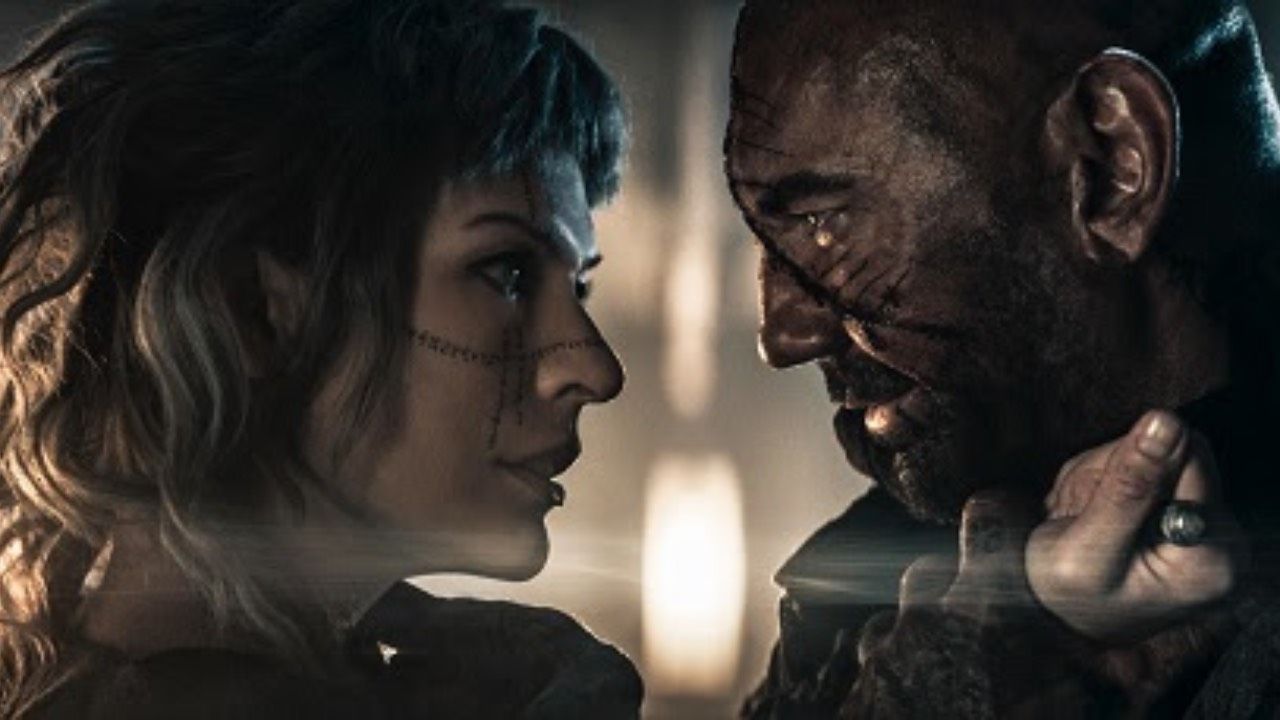 Milla Jovovich como Gray y Dave Bautista como Boyce en 'Las tierras perdidas'