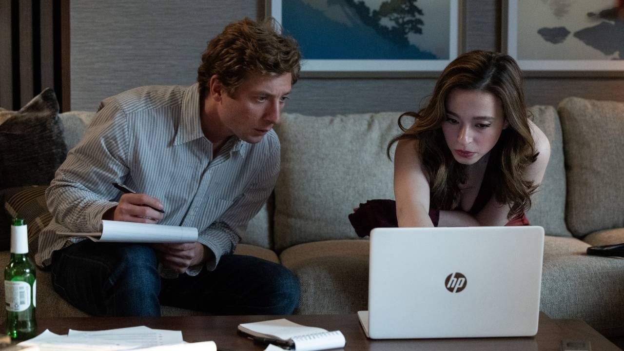 Jeremy Allen White y Mikey Madison como Jeff Horwitz y Frances Haugen