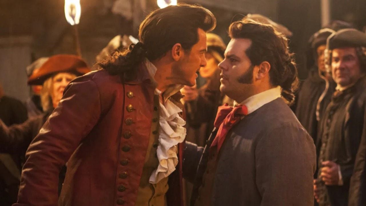 Luke Evans y Josh Gad como Gastón y LeFou en 'La Bella y la Bestia'