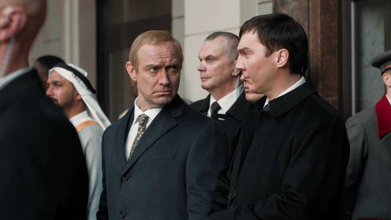 Jude Law como Vladimir Putin y Paul Dano como Vadim Baranov en 'El mago del Kremlin'