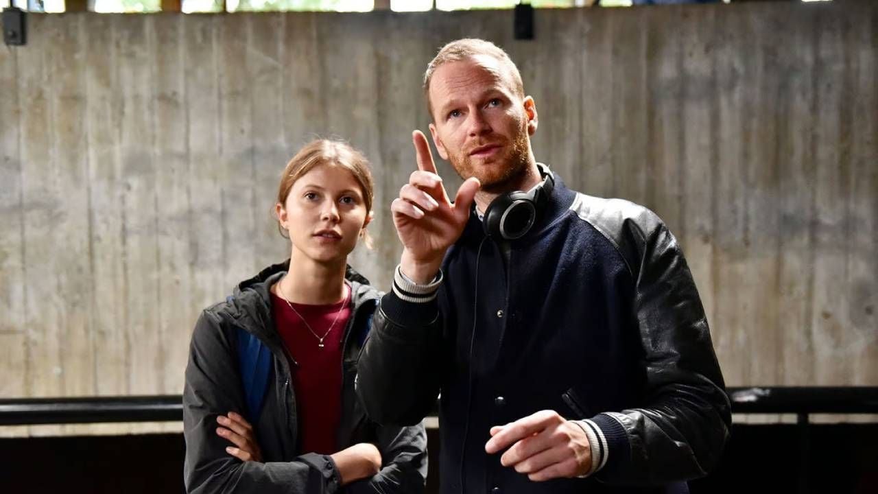 Joachim Trier junto a la actriz Eili Harboe en el rodaje de 'Thelma' (2017)