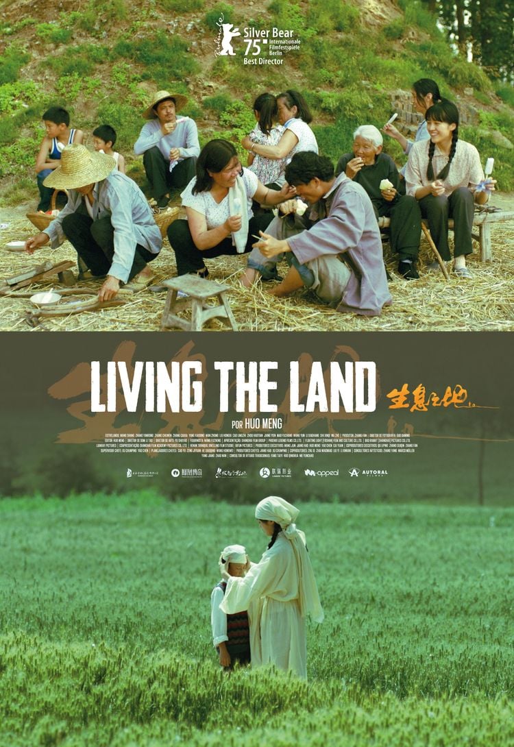 Cartel de la película Vivir la tierra con el niño protagonista Chuang en una aldea rural de China, con un fondo de montañas y cielo al atardecer.