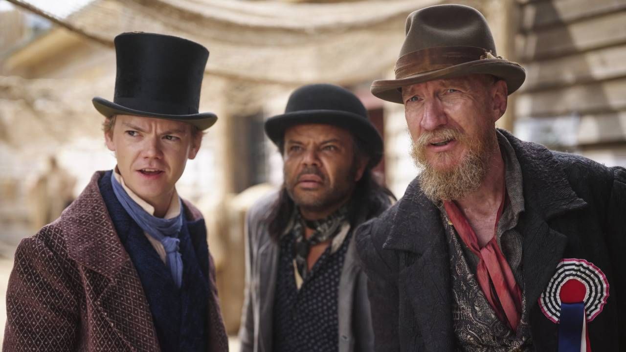 En primer plano: Thomas Brodie-Sangster y David Thewlis como Jack Dawkins y Fagin