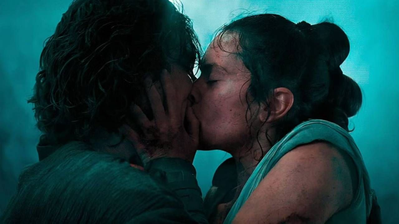 El beso entre Kylo Ren (Adam Driver) y Rey (Daisy Ridley) en 'El Ascenso de Skywalker'
