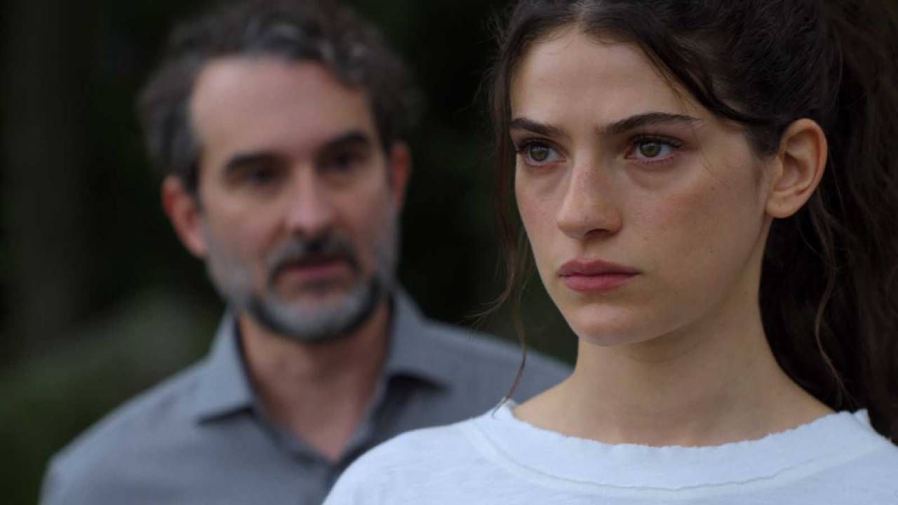 Ella Rubin como Annie Jacobson en 'Sterling Point'