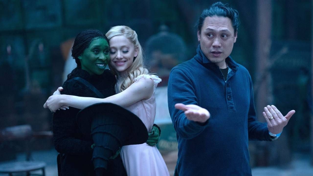 Cynthia Erivo y Ariana Grande junto al director Jon M. Chu en el rodaje de 'Wicked'
