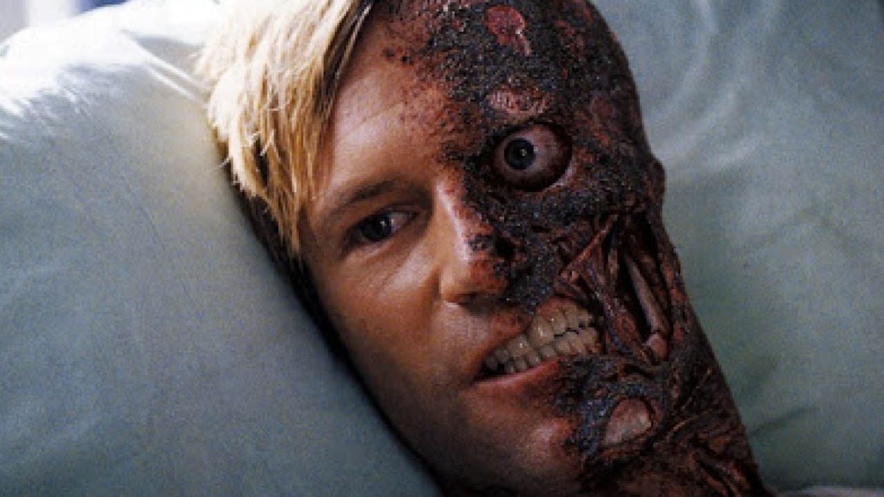 Aaron Eckhart como Harvey Dent/Dos Caras.