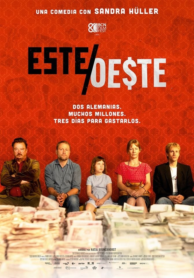 Cartel de la película 'Este/Oeste' con los actores Sandra Hüller, Max Riemelt y Ronald Zehrfeld en un fondo que mezcla elementos de la antigua RDA y la Alemania