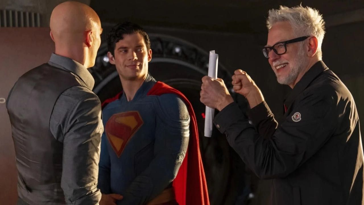 Imagen detrás de las cámaras del rodaje de 'Superman' con Nicholas Hoult como Lex Luthor, David Corenswet como Superman y el director James Gunn