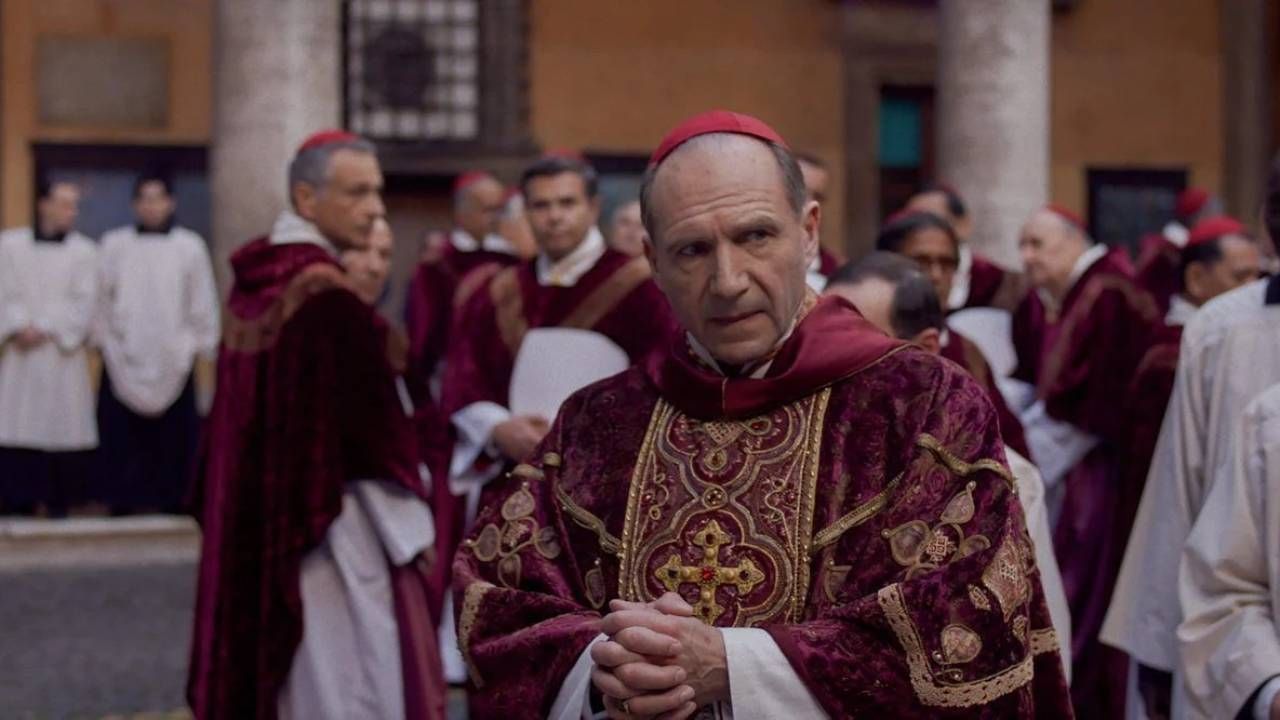 Ralph Fiennes como Lawrence en 'Cónclave'