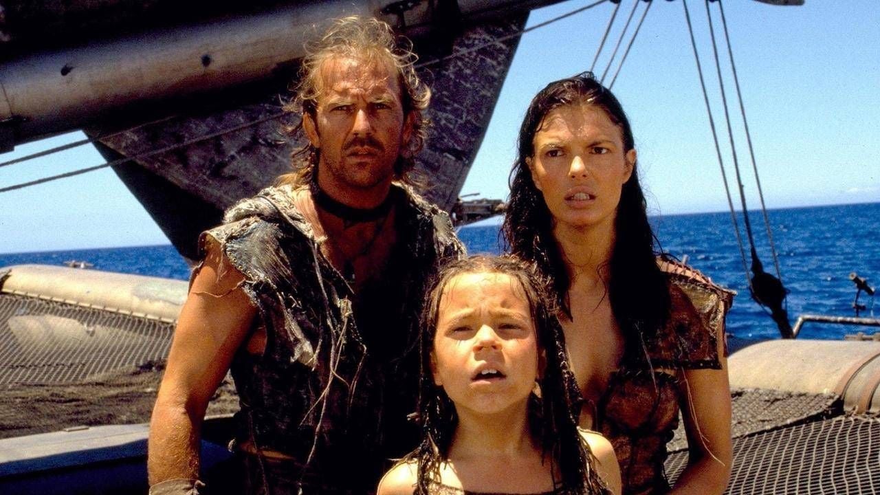 Kevin Costner como Mariner en 'Waterworld' junto a Jeanne Tripplehorn como Helen y Tina Majorino como Enola
