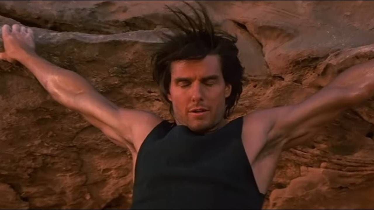 Tom Cruise como Ethan Hunt haciendo un Iron Cross en el inicio de 'Misión Imposible 2'