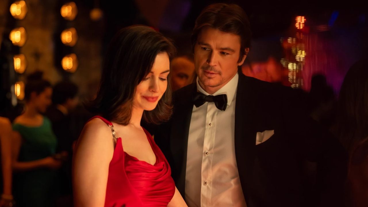Anne Hathaway, Dakota Johnson y Josh Hartnett en una escena de la película Verity: La sombra de un engaño
