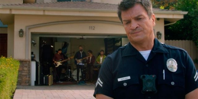 El hijo del creador de 'The Rookie' en el garaje tras Nathan Fillion