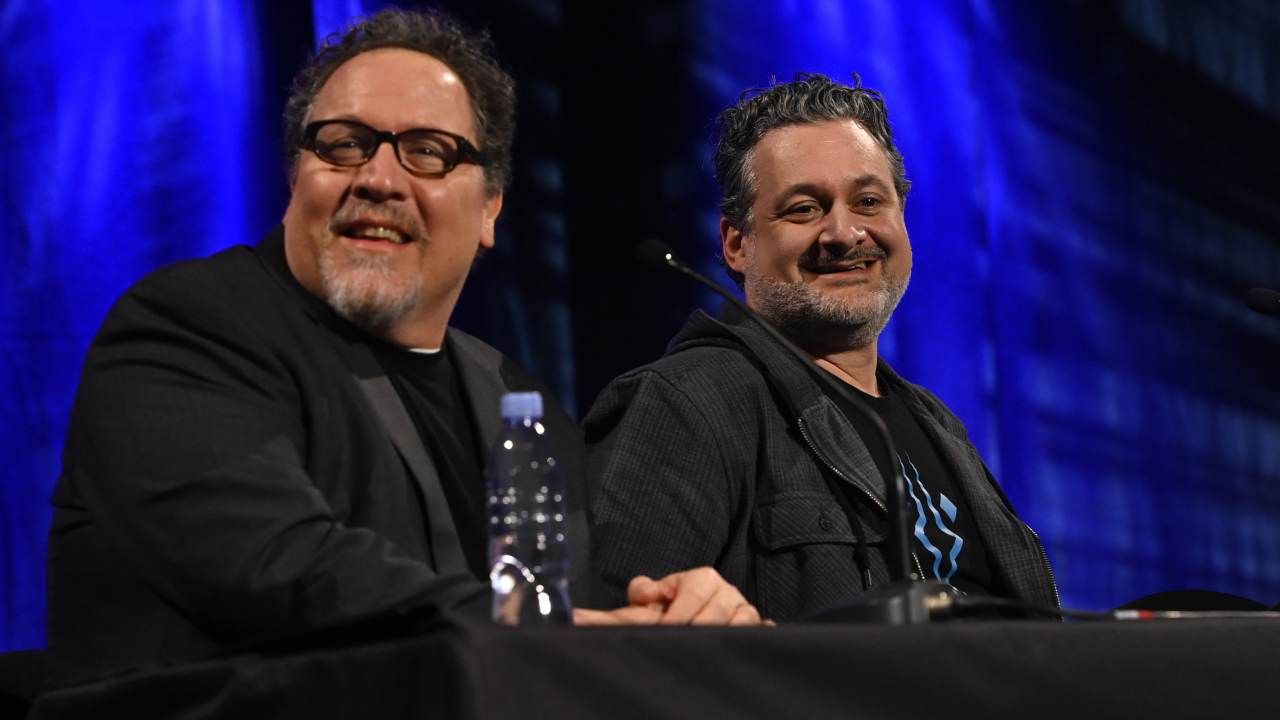 Jon Favreau y Dave Filoni presentando 'Ahsoka' en la Star Wars Celebration 2023