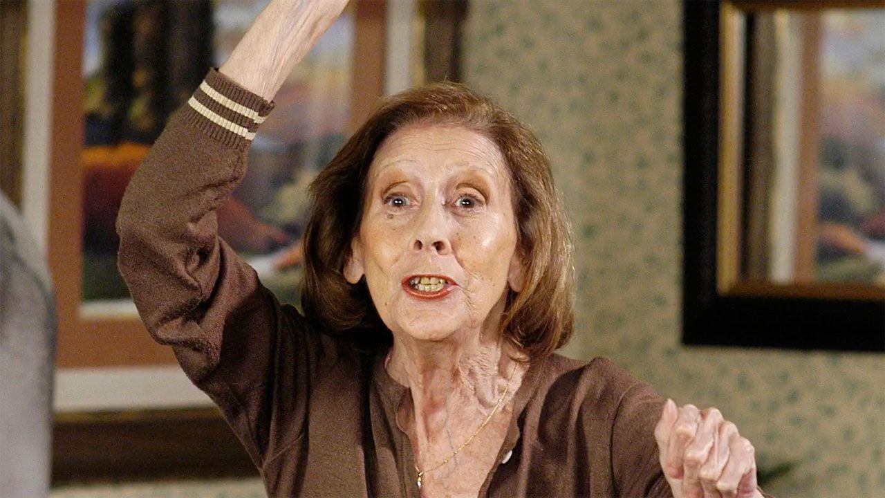 Mariví Bilbao y su monumental cabreo en 'Aquí no hay quien viva?: “Se había dormido en pelotas con la tele a toda hostia”