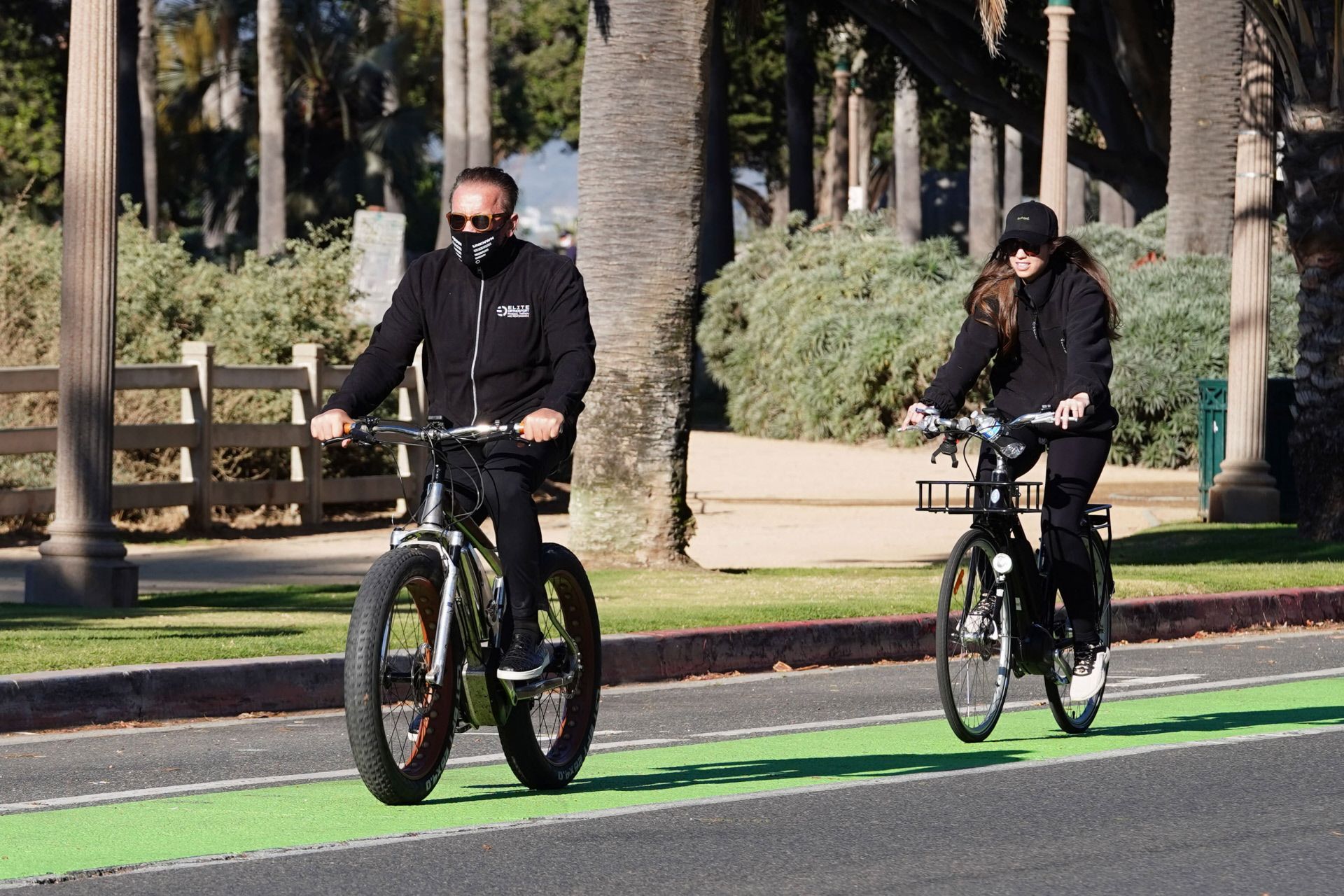 Arnold Schwarzenegger y su hija Christina Maria paseando en bici.
