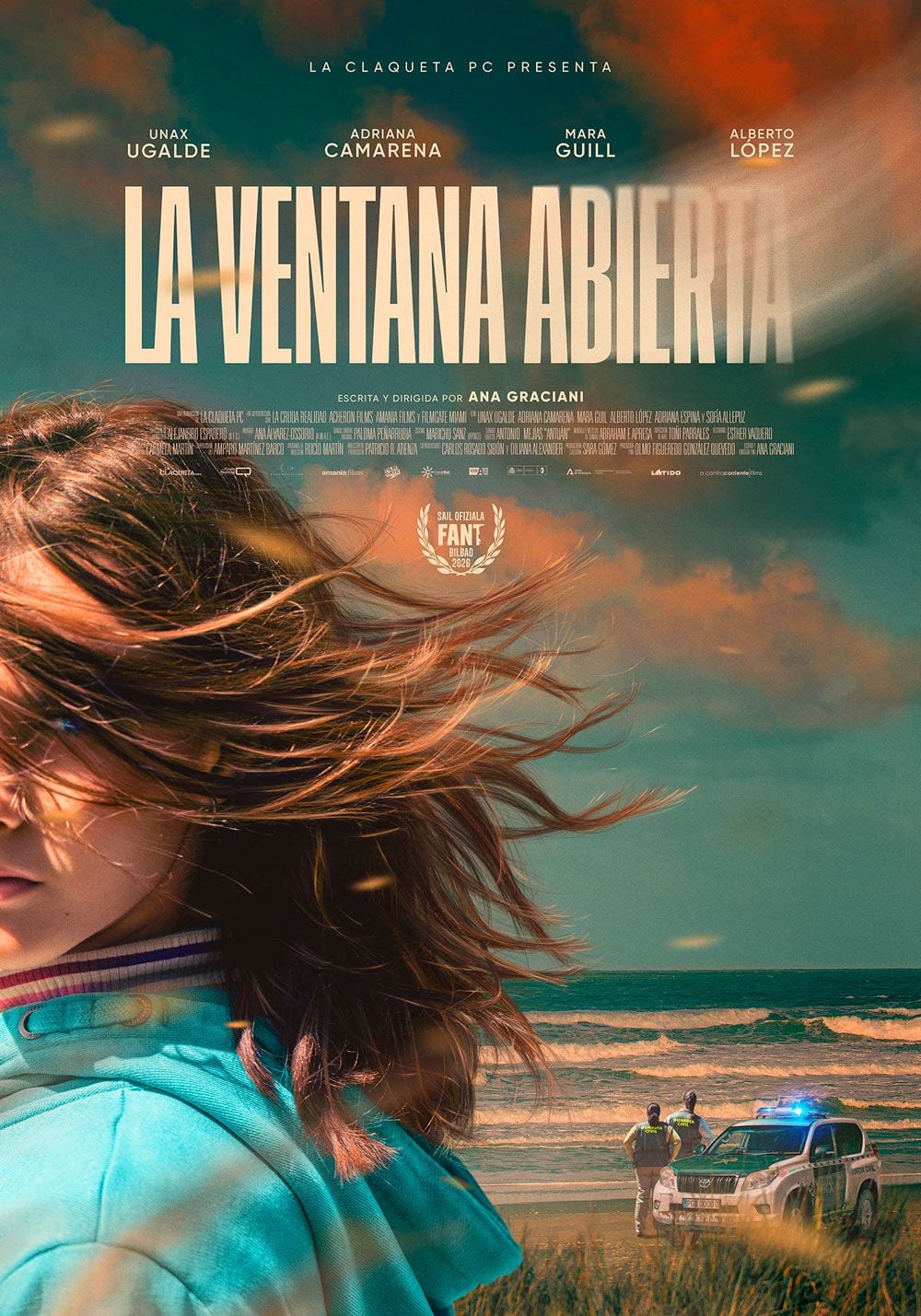 Cartel de la película La ventana abierta con Unax Ugalde y Adriana Camarena en un entorno costero andaluz