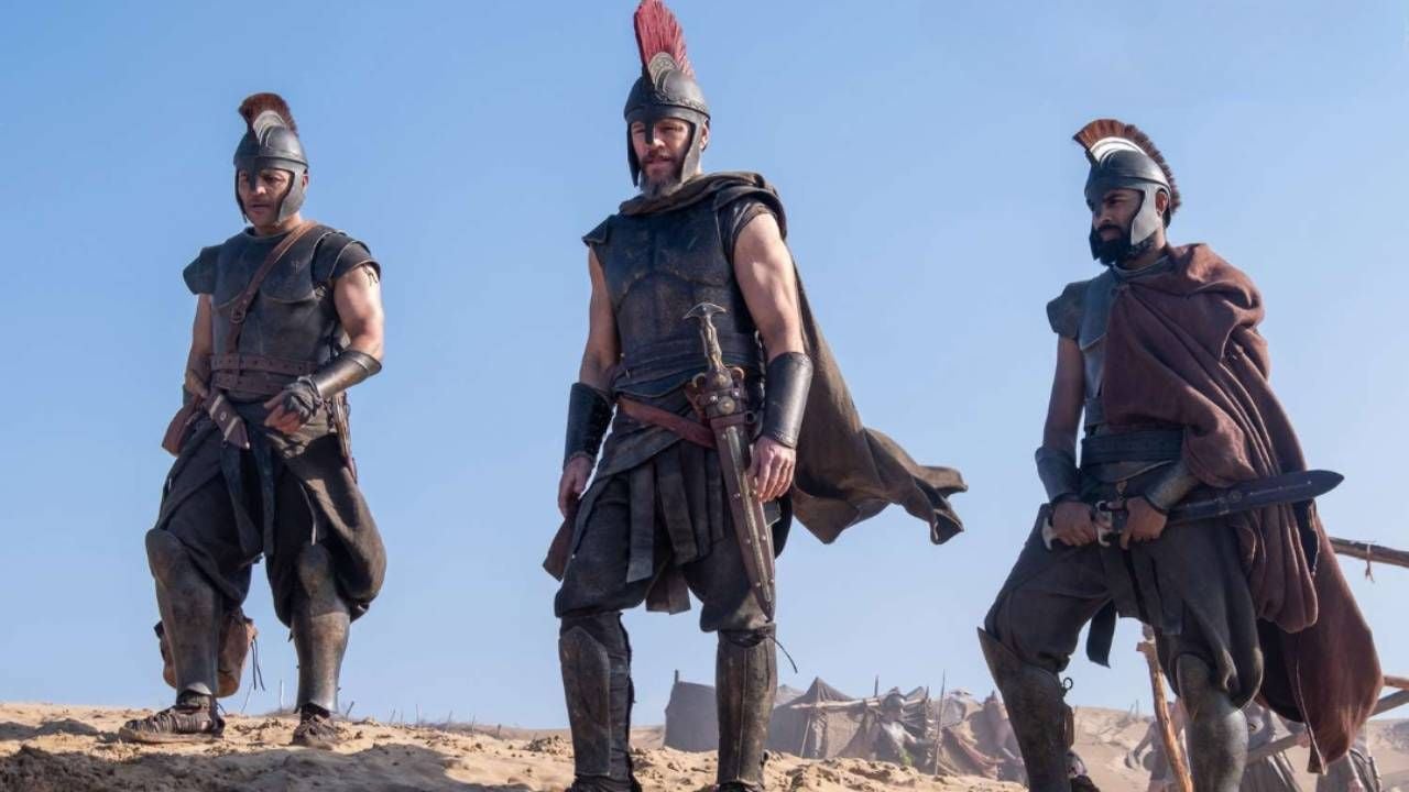 Matt Damon como Ulises, en el centro. A la derecha, Himesh Patel como Euríloco