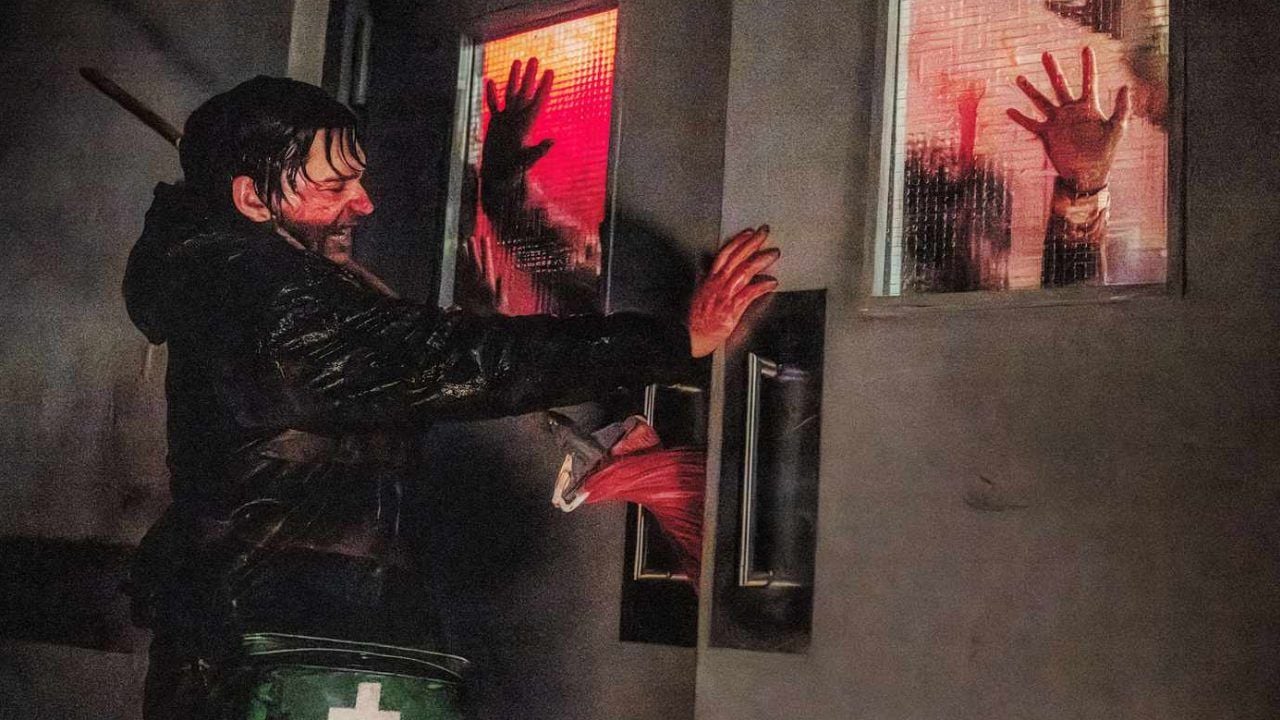 "No vas a ir a un parque de atracciones a subirte a una montaña rusa completamente solo": a punto de llegar a los cines la versión de 'Resident Evil' del director de 'Weapons'