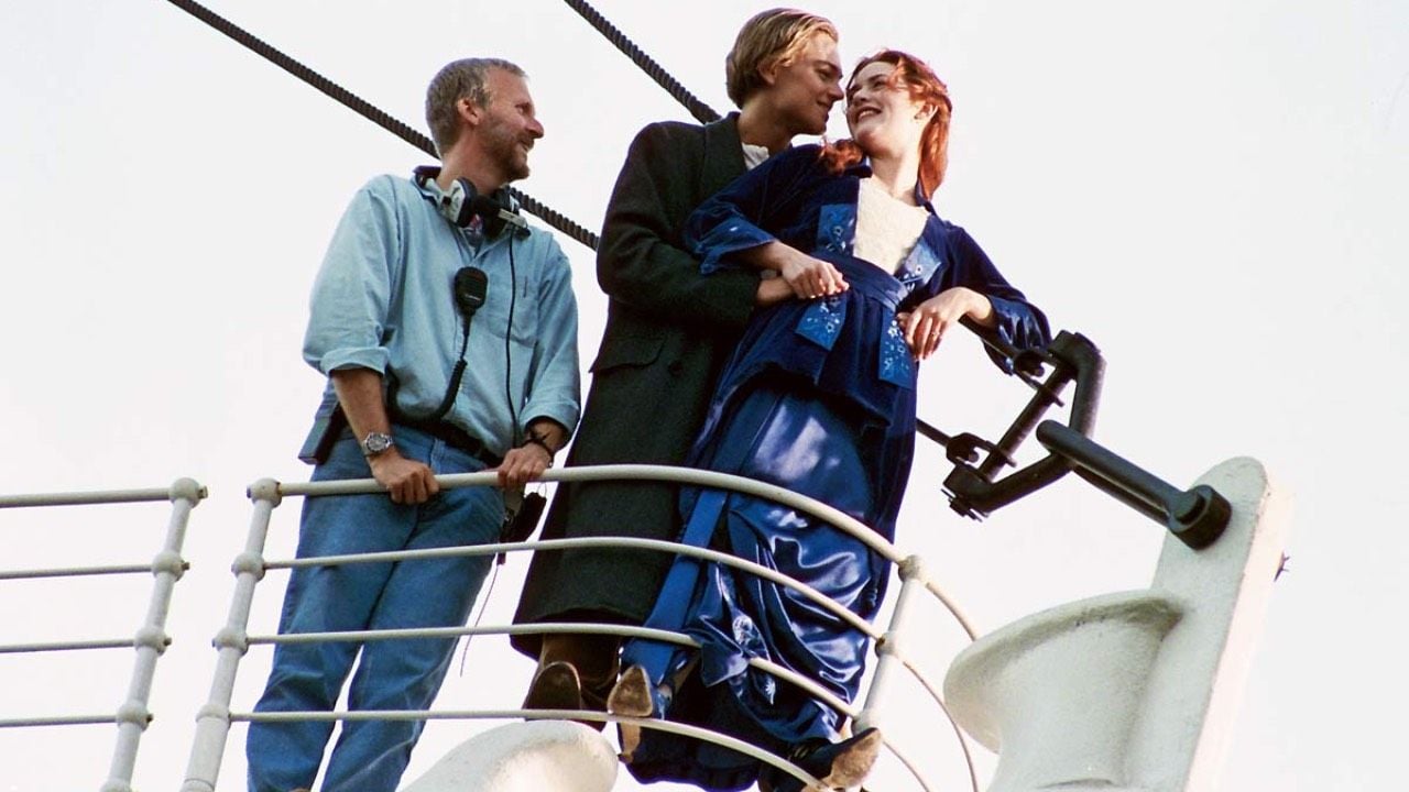 James Cameron dirigiendo a Leonardo DiCaprio y Kate Winslet en 'Titanic'