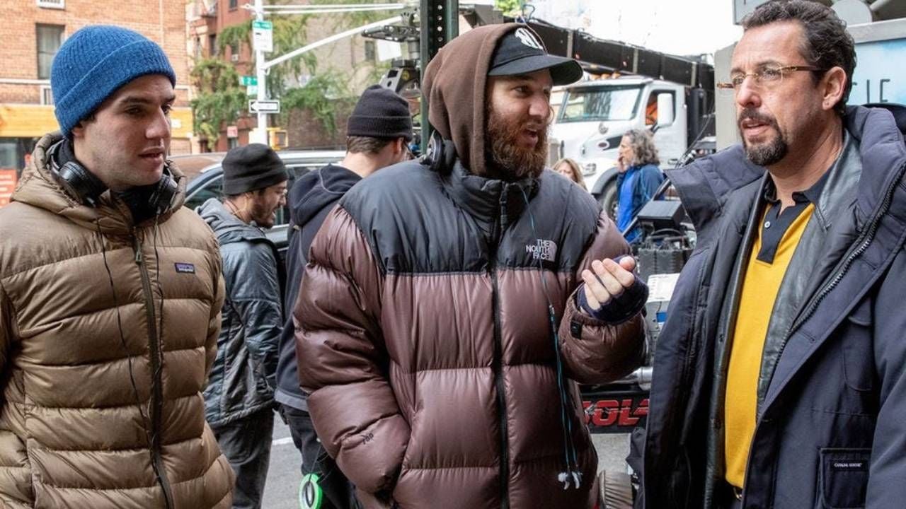 Los hermanos Benny y Josh Safdie junto a Adam Sandler en el rodaje de 'Diamantes en bruto'