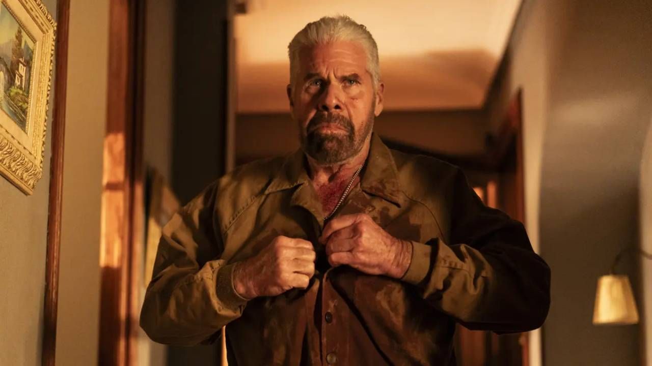 Ron Perlman como Theo en 'Ya no quedan junglas'