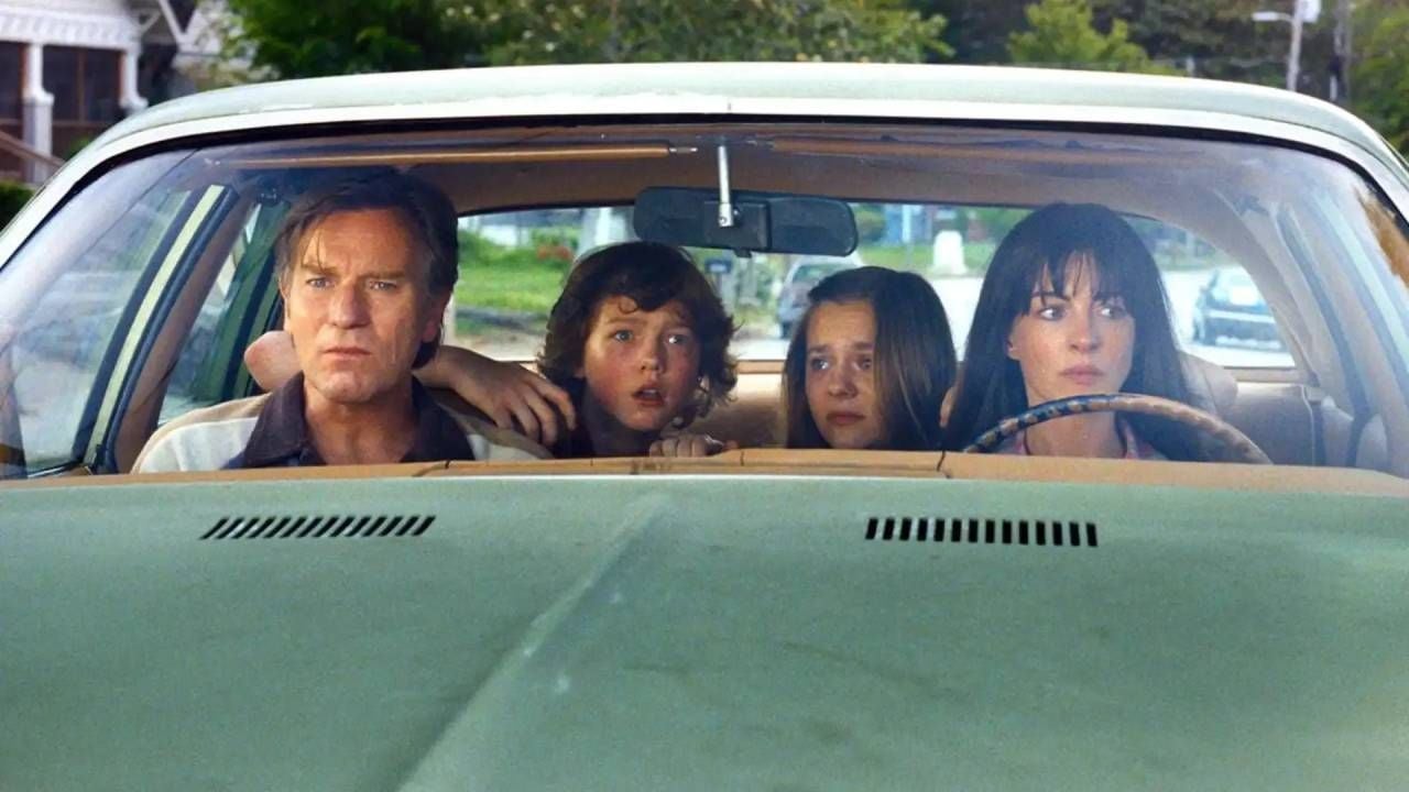 Ewan McGregor y Anne Hathaway en una imagen de 'El final de Oak Street'