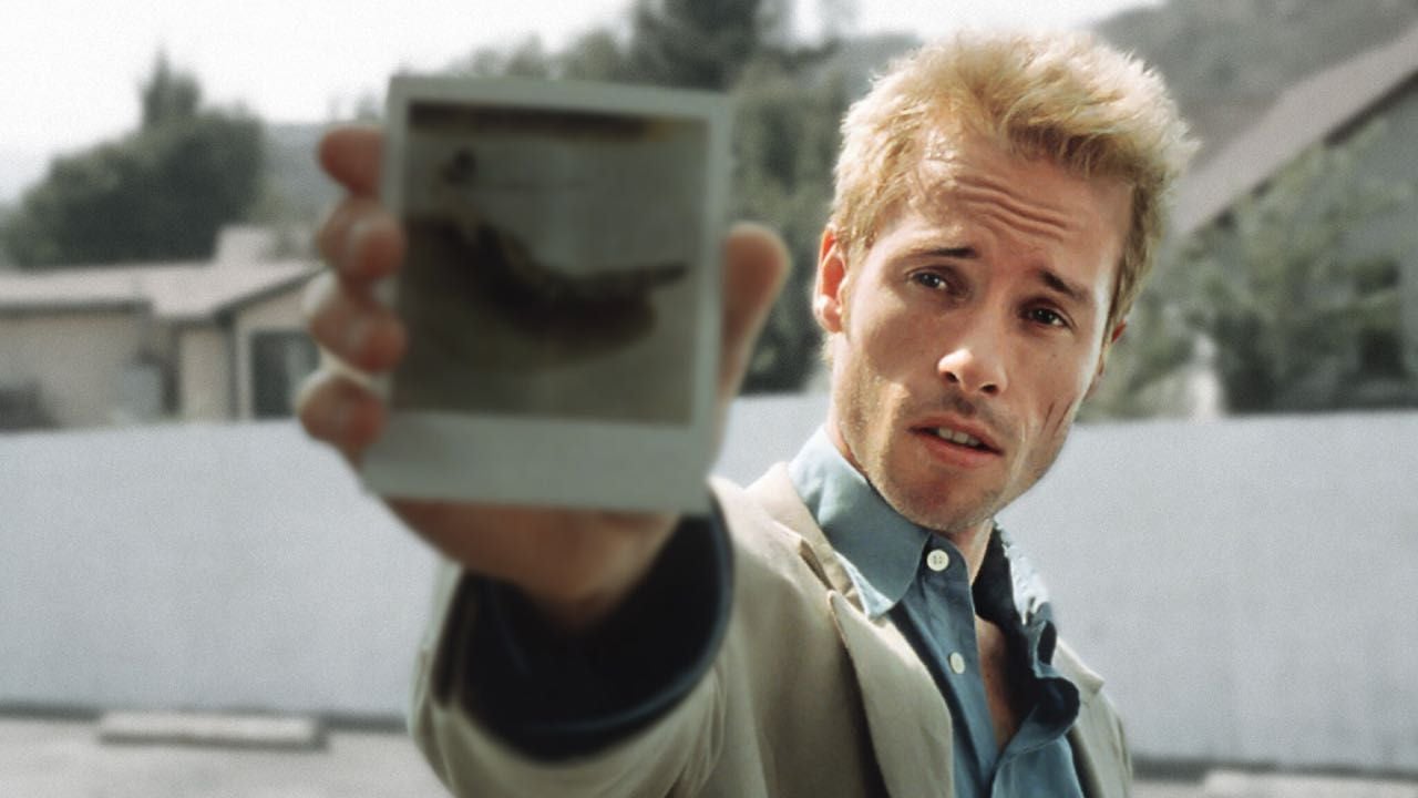 Guy Pierce como Leonard en 'Memento'
