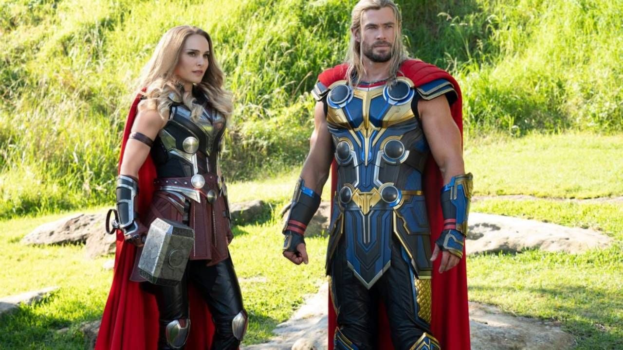 Natalie Portman y Chris Hemsworth como Jane Foster y Thor en 'Love and Thunder'