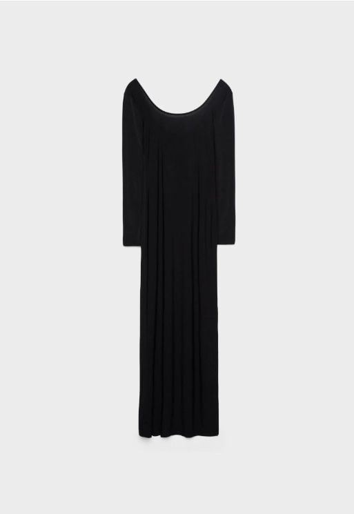 Vestido largo con abertura en los laterales por 22,99 euros.