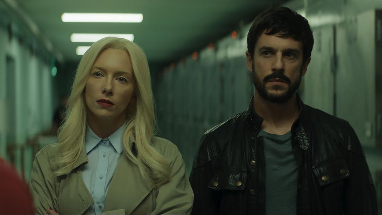 "Siempre existe ese miedo cuando la gente viene esperando encontrarse lo que ha leído": Alejo Sauras protagoniza la adaptación del 'thriller' superventas que arrasó hace cuatro años