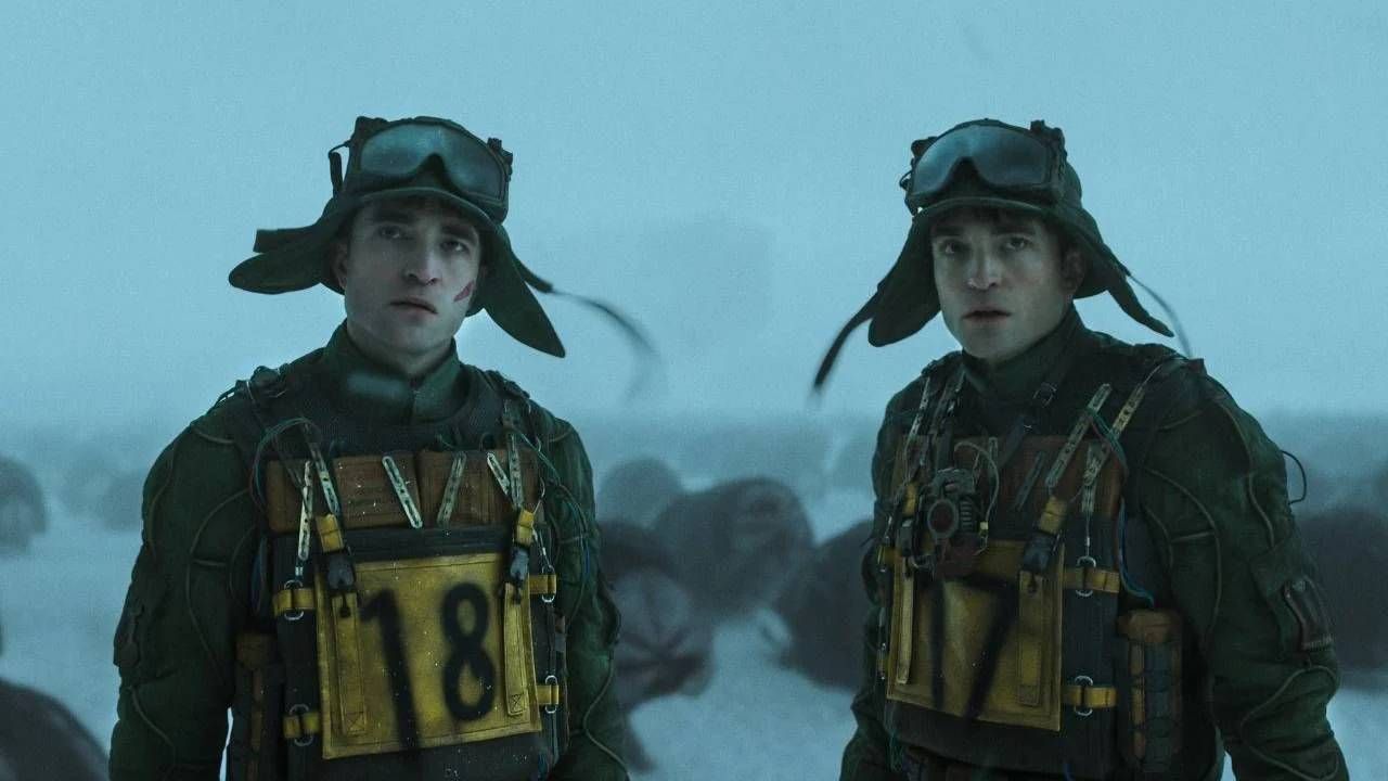 Robert Pattinson como Mickey 17 y Mickey 18 en 'Mickey 17'