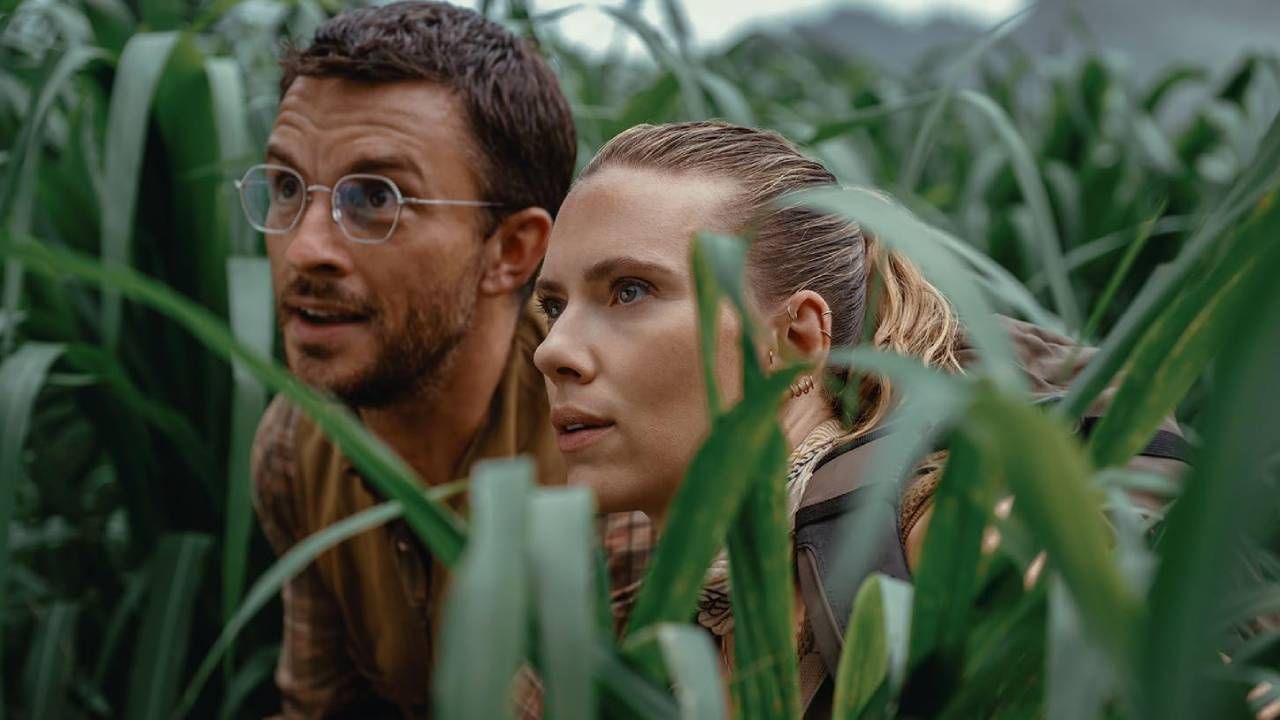 Jonathan Bailey y Scarlett Johansson en 'Jurassic World: El renacer'