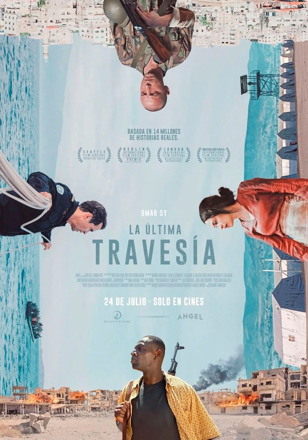 Cartel de la película La última travesía con los actores Yasmine Al Massri, Yahya Mahayni y Omar Sy en un escenario de tormenta en el Mediterráneo
