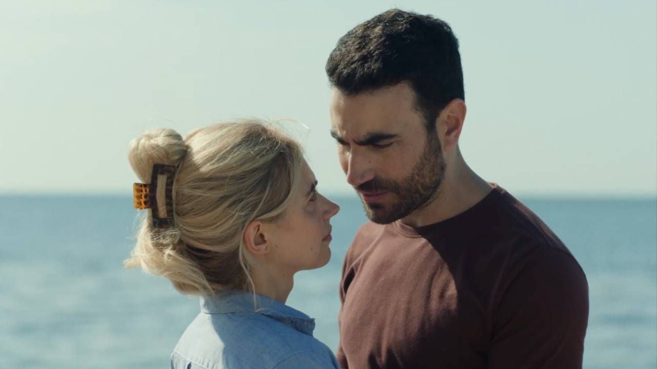 Imogen Potts y Brett Goldstein como Laura y Simon en 'Contigo, todo'