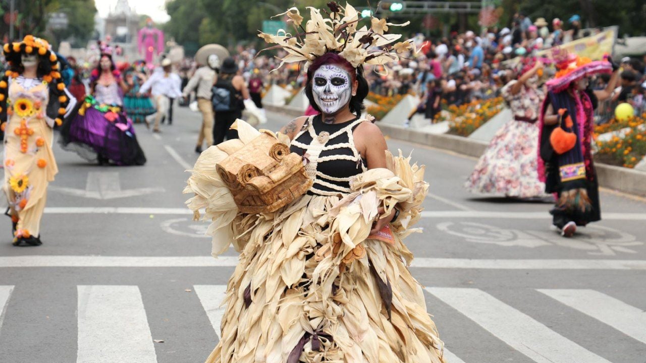 El desfile del Día de los Muertos en CDMX apenas tiene 10 años de antigüedad: existe por culpa de una película de acción de Hollywood