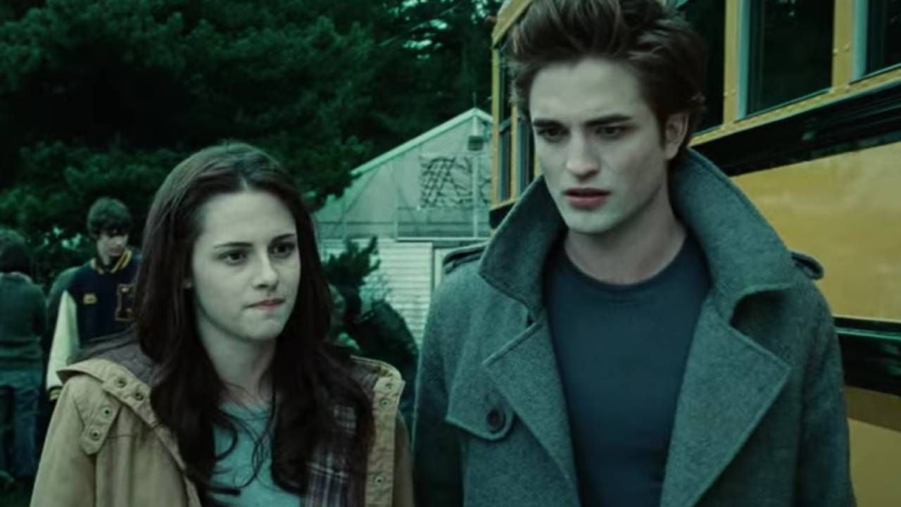 Kristen Stewart como Bella Swan y Robert Pattinson como Edward Cullen en 'Crepúsculo'