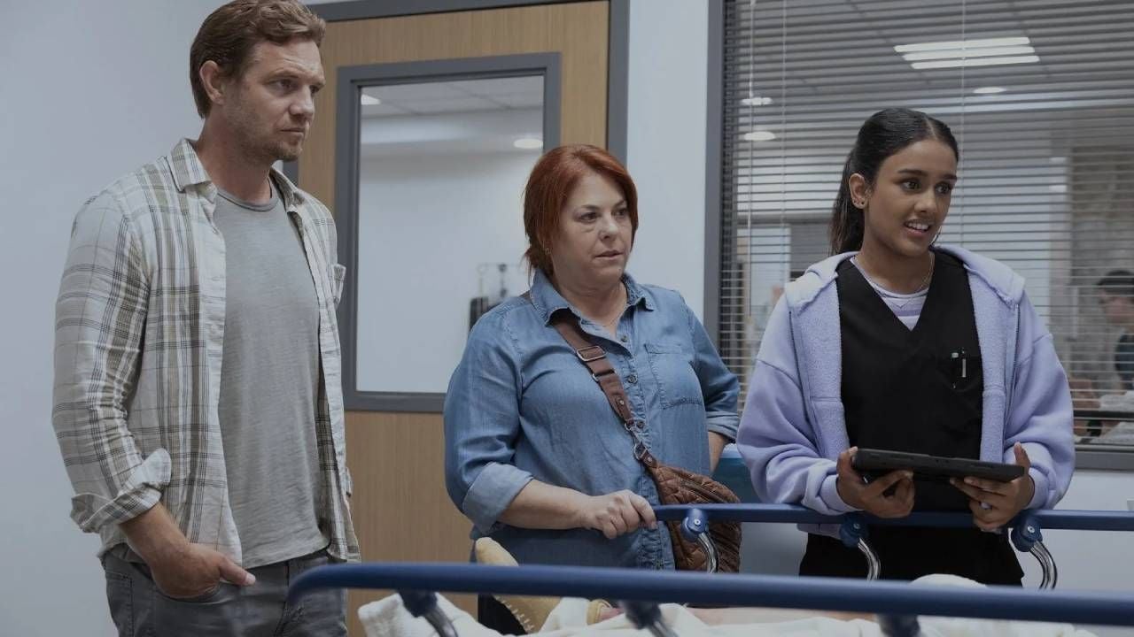 Imagen de la segunda temporada de 'The Pitt'. Lena Handzo, el personaje de Lesley Boone, en el medio de la imagen