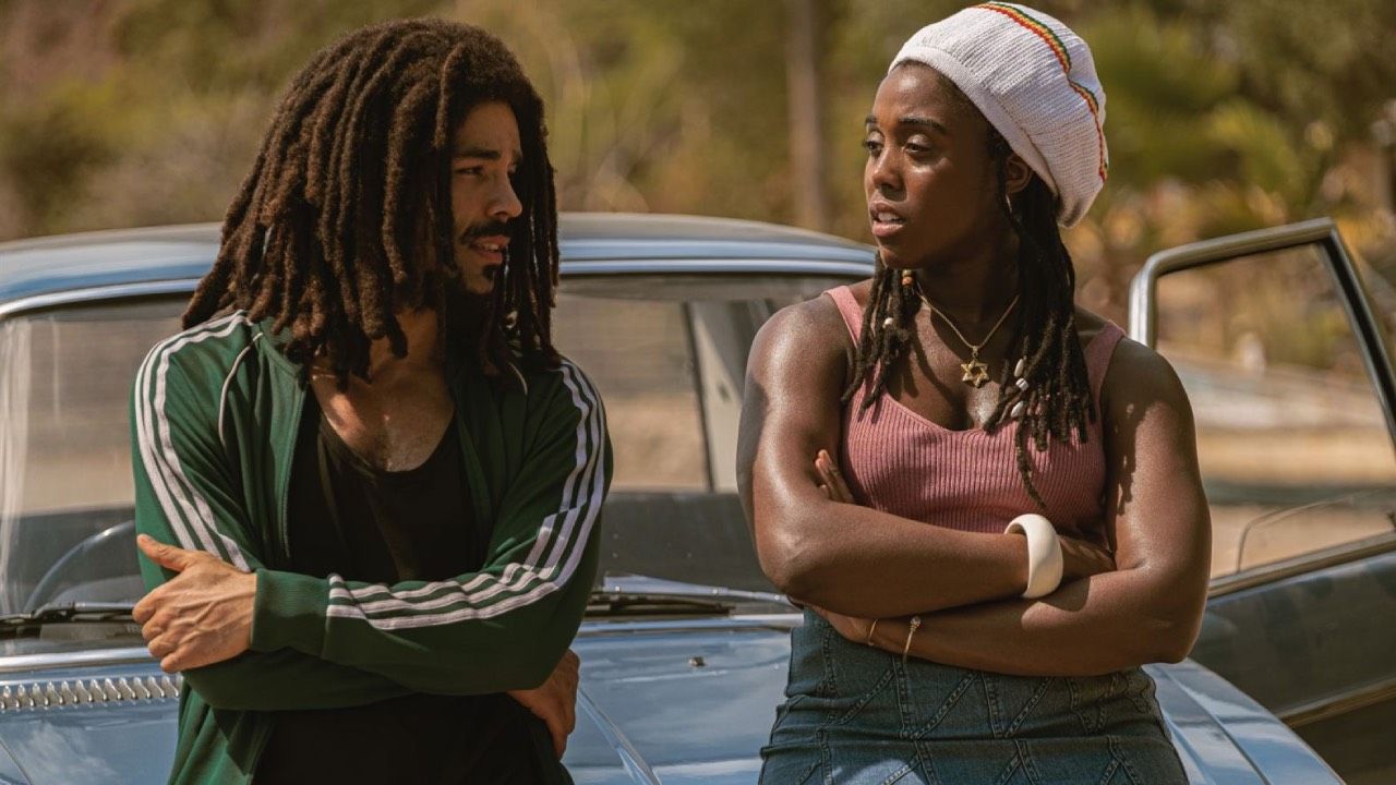 Kingsley Ben-Adir y Lashana Lynch como Bob y Rita Marley
