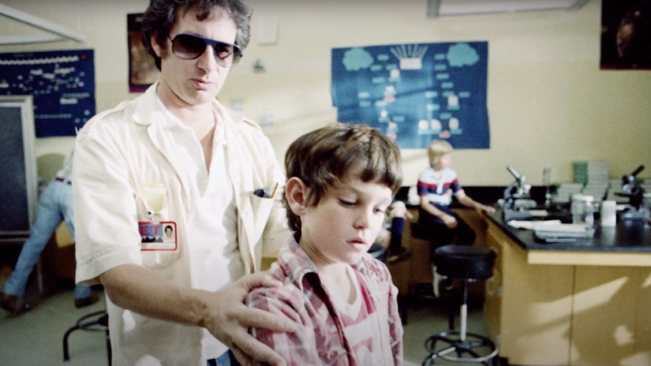 Steven Spielberg y el actor Henry Thomas en el rodaje de 'E.T.'