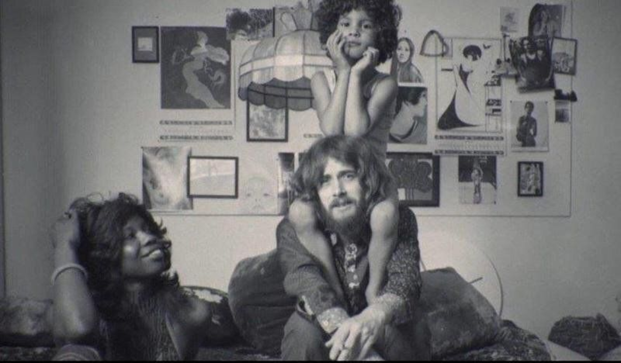 De niño creció rodeado de leyendas como David Bowie, Janis Joplin y Neil Young: Saul luego creció para ser considerado un icono de la música