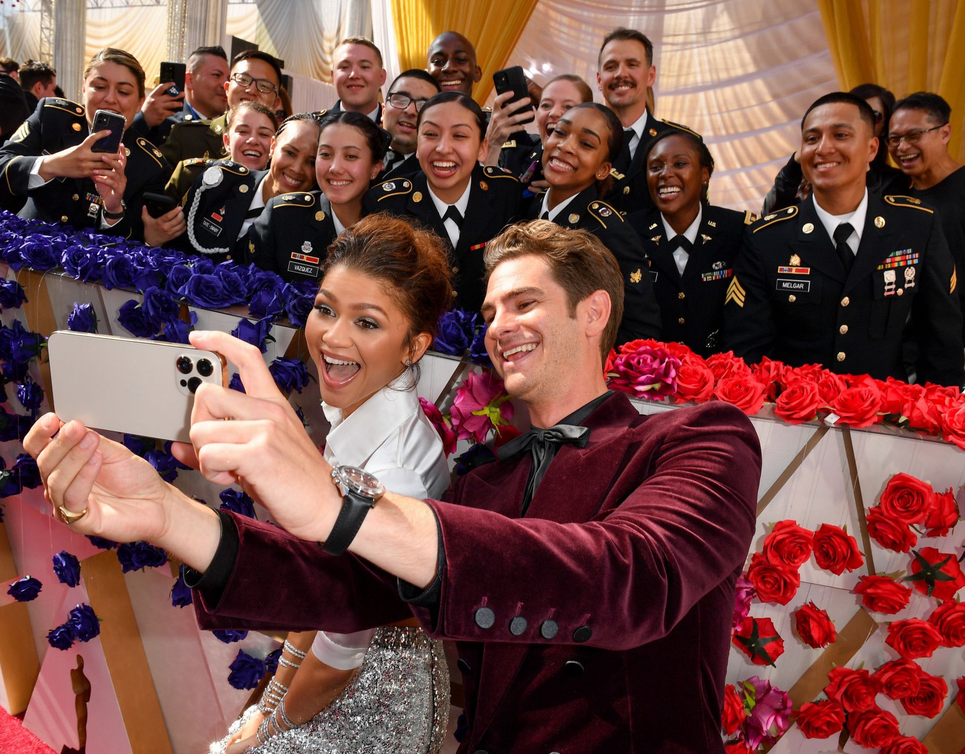 Zendaya y Andrew Garfield haciéndose un selfie durante los Oscars 2022.